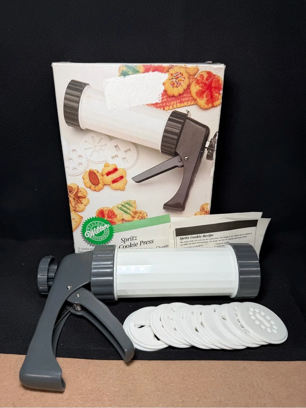 Wilton Spritz Cookie Press 11 cookie discs, easy trigger action With Recipe